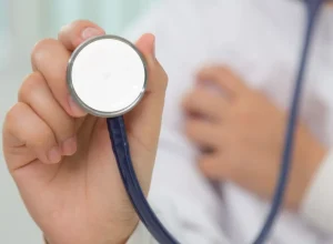 DBRJDuMr-medico-estetoscopio-saude.webp.webp