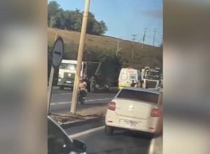 Motociclista-e-passageiro-ficam-feridos-apos-colisao-com-caminhao-na-BR-101-em-Cariacica.jpg
