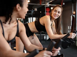fAqfQVbx-academia-de-ginastica-exercicios-fisicos-moda-fitness