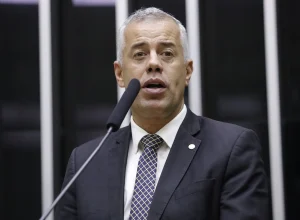 gWdCmIWC-Evair-de-Melo
