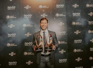 k1pQzMDF-Arnaldinho-com-os-dois-trofeus-do-Sebrae