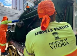 Profissionais de limpeza atuam na cidade de Vitória