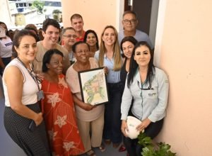 Iracema Marques Machado, de 76 anos, moradora do bairro Bonfim recebe residência reformada